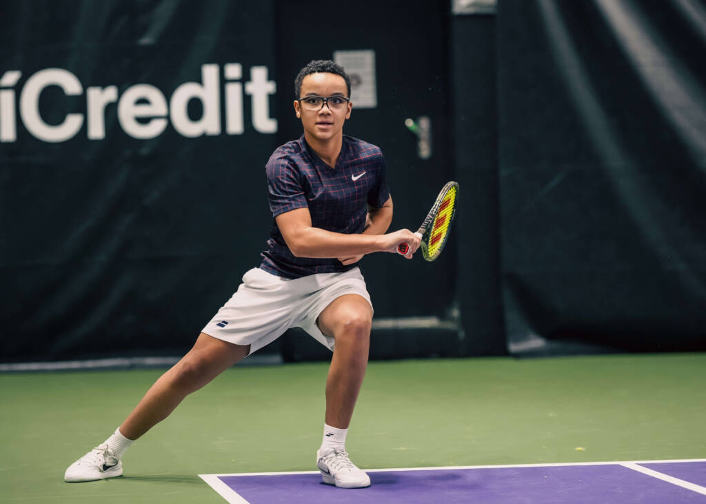 Ung tennisspelare i Klein Players slår en forehand