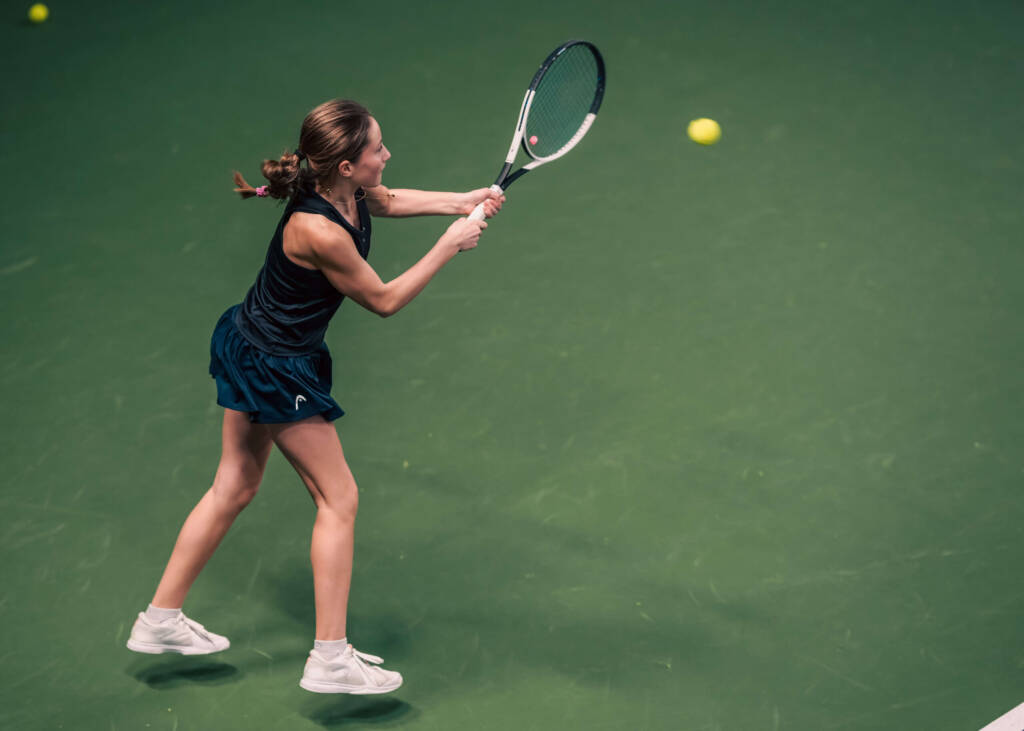 Tennisspelare i Klein Players slår en forehand