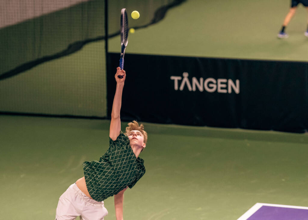 Tennisspelare i Klein Players serverar